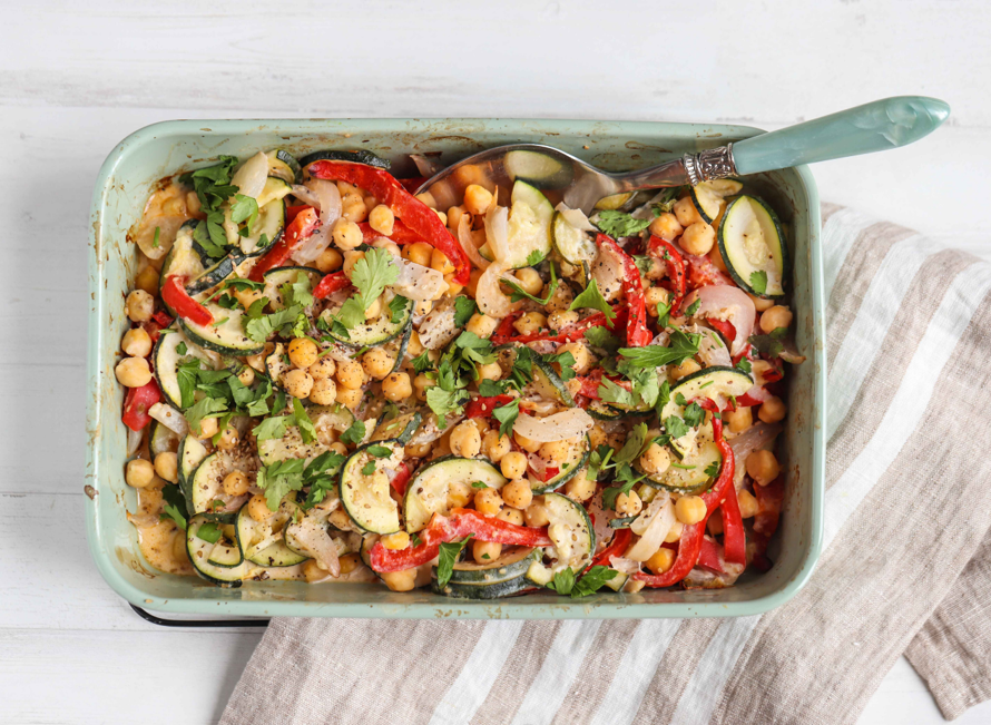 REPAS SUR UNE PLAQUE AUX LÉGUMES ET TAHINI
