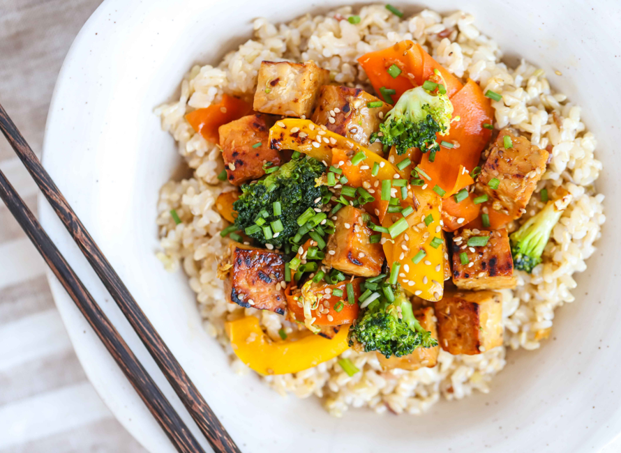TEMPEH ET LÉGUMES FRITS AU SÉSAME